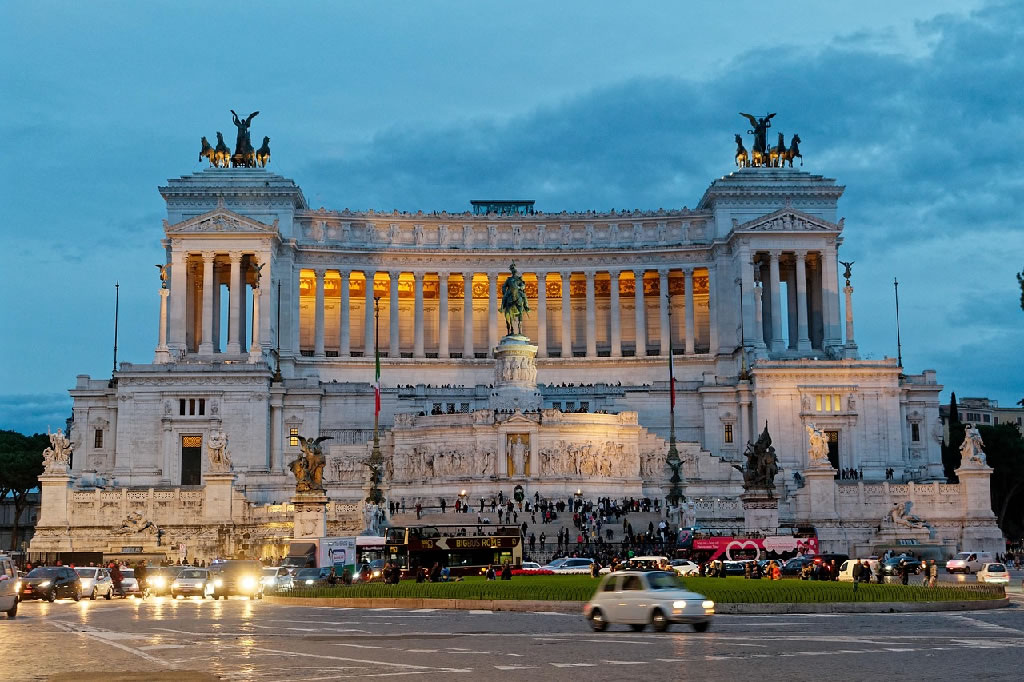 Golf cart tour near Piazza Venezia, Rome
